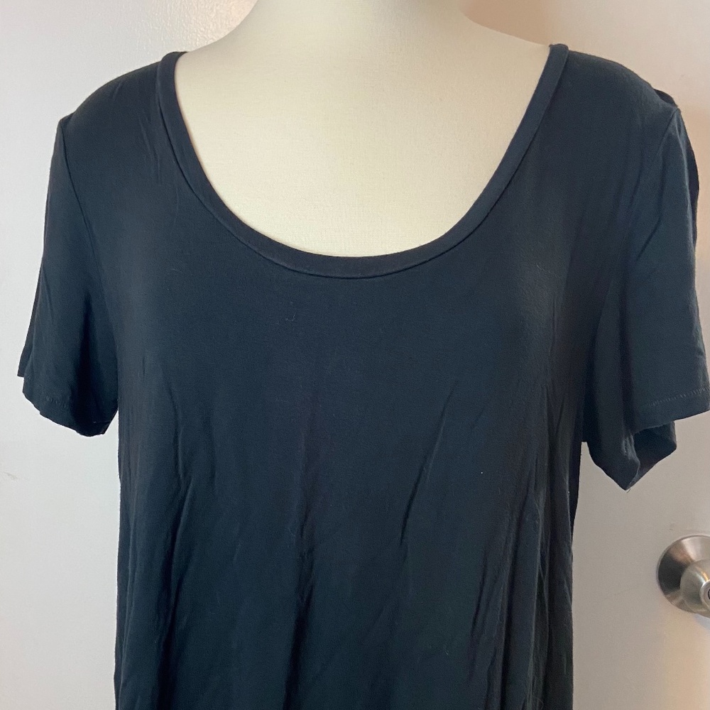 Solid Scoop Neck T-Shirt - Black